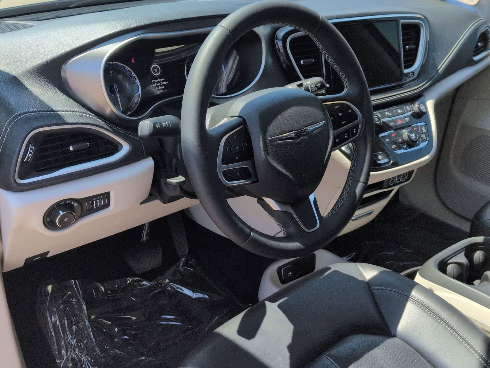 Certified 2023 Chrysler Pacifica Touring-L AWD/4WD image 10
