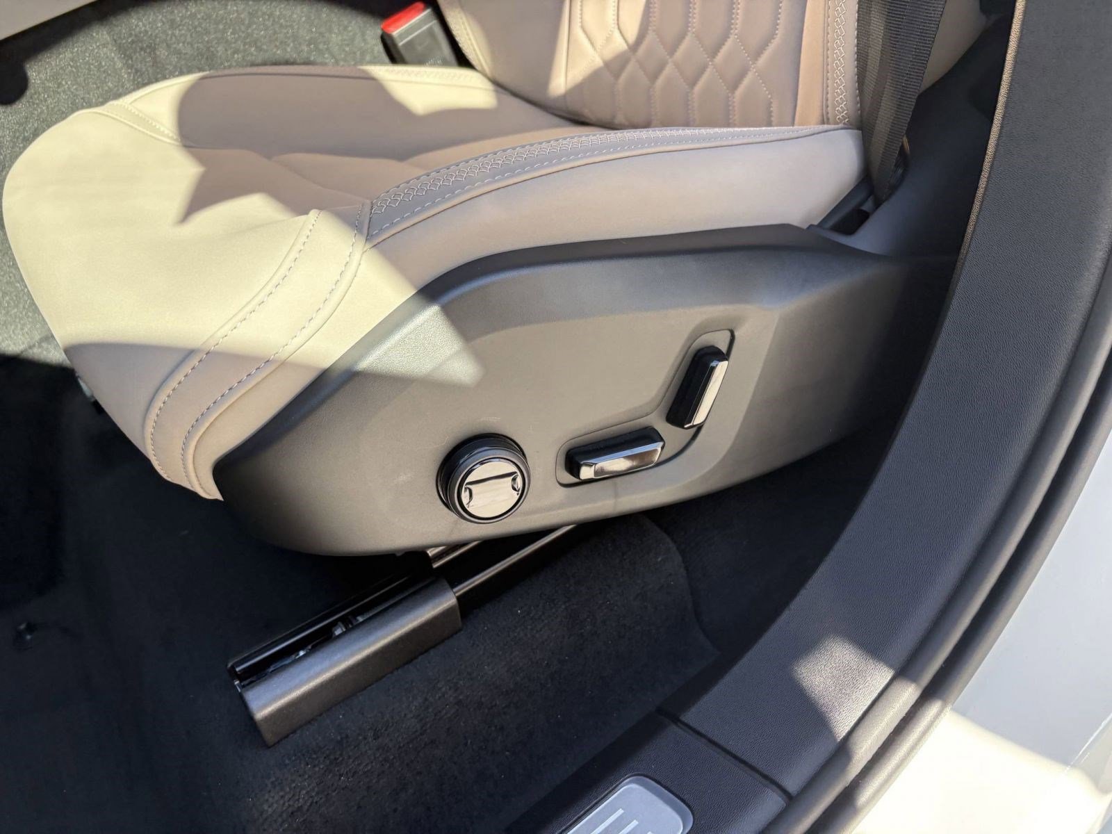 New 2026 Volvo XC90 B6 Plus w/ Protection Package Premier image 13