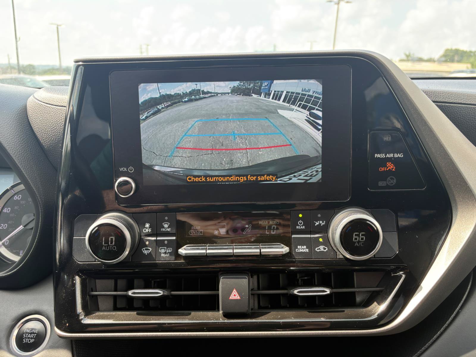 Used 2024 Toyota Highlander LE FWD image 28