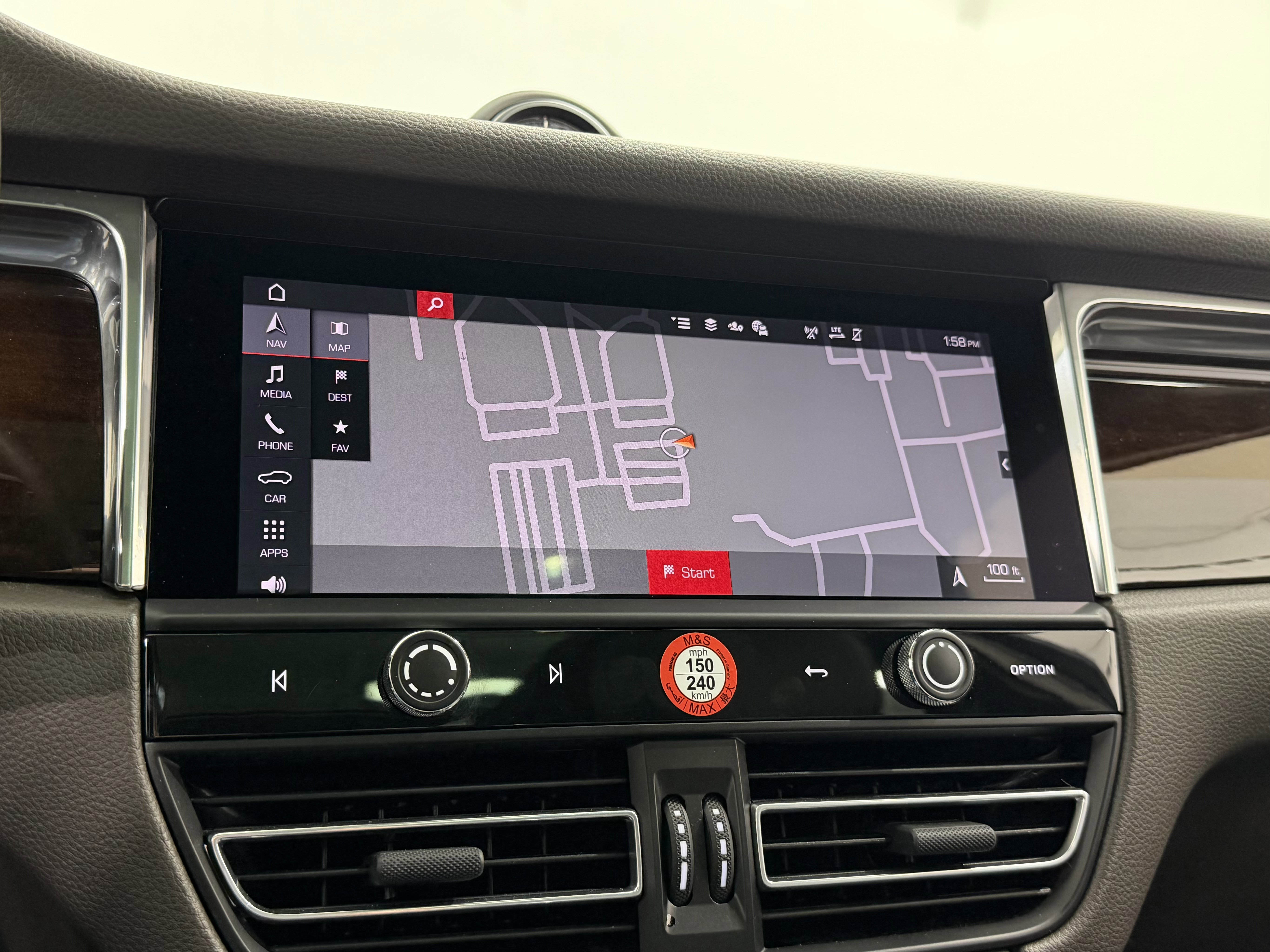 Certified 2025 Porsche Macan image 40