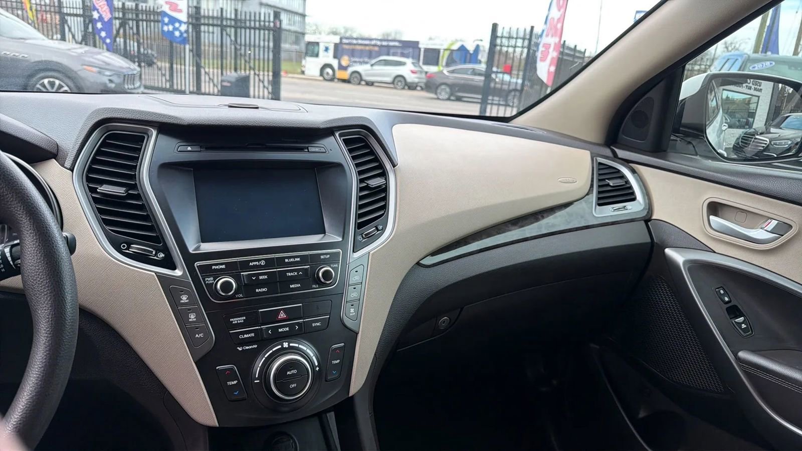 Used 2017 Hyundai Santa Fe SE image 21