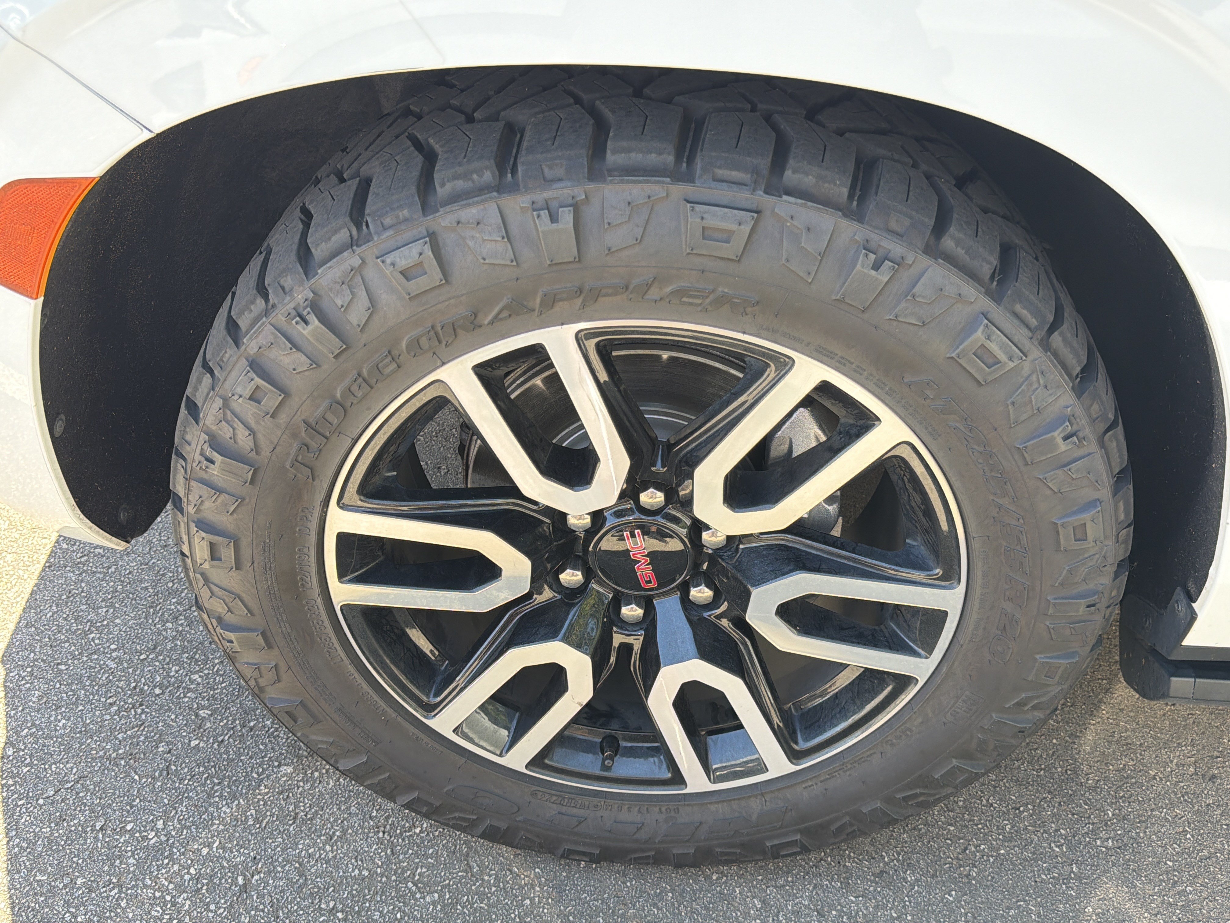 Used 2021 GMC Yukon AT4 w/ AT4 Premium Plus Package AWD/4WD image 3