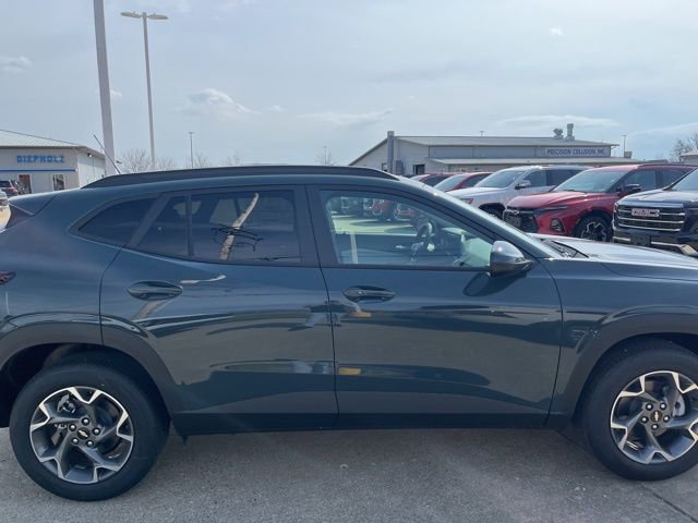 New 2026 Chevrolet Trax LT w/ Sunroof Package FWD image 4
