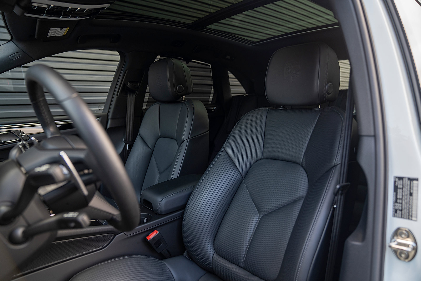 Certified 2025 Porsche Macan AWD/4WD image 5