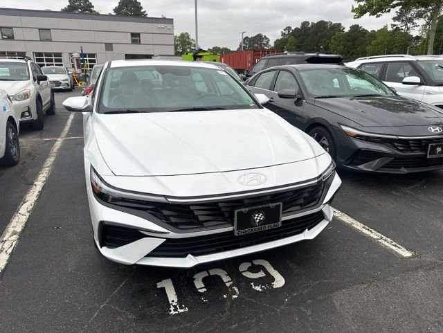 Used 2025 Hyundai Elantra Limited FWD image 2