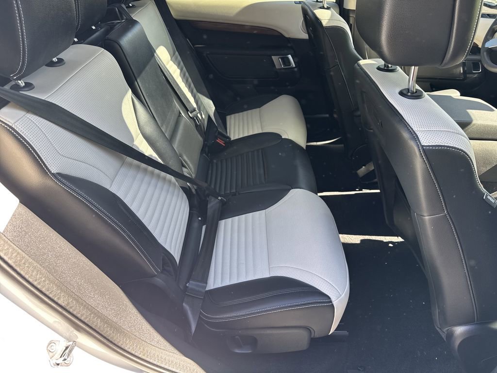 Used 2025 Land Rover Discovery S image 15