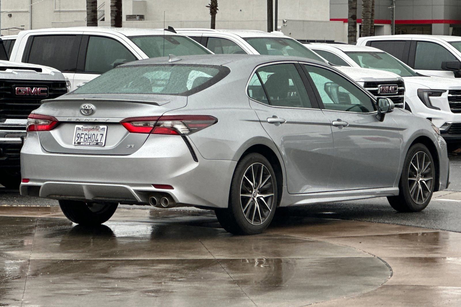 Used 2023 Toyota Camry SE image 4