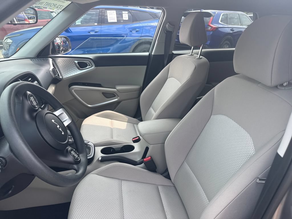 Used 2025 Kia Soul LX w/ LX Technology Package FWD image 13