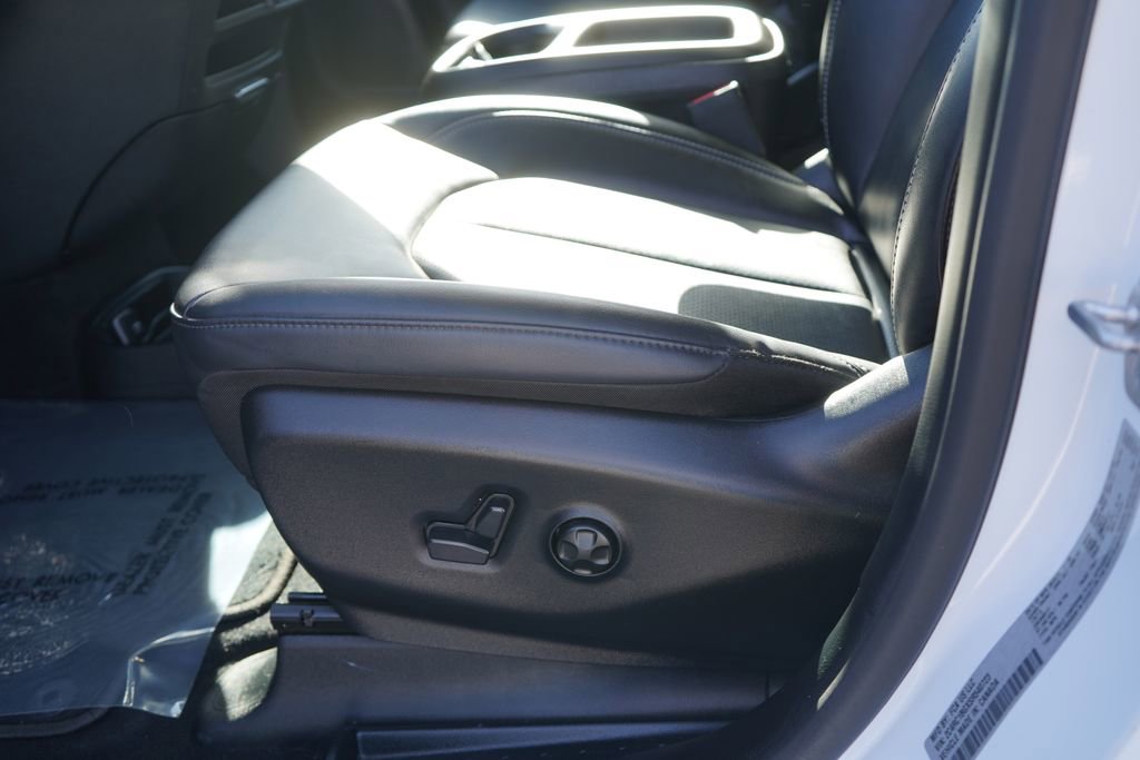 Used 2025 Chrysler Pacifica Select FWD image 16