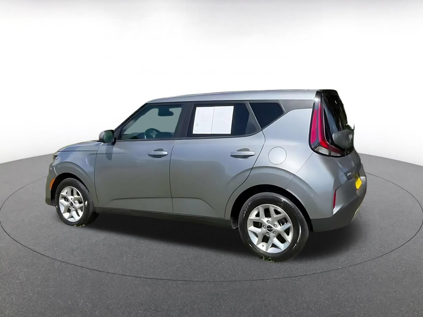 Used 2025 Kia Soul LX w/ LX Technology Package FWD image 9
