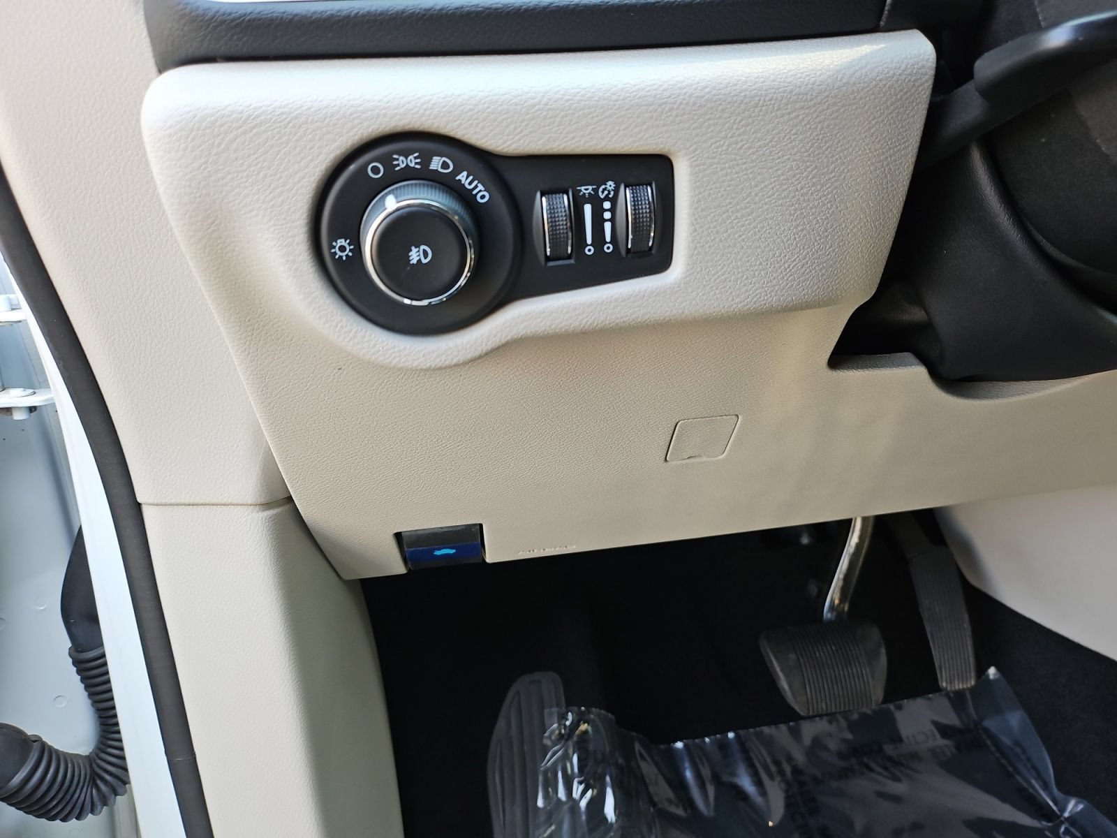 Used 2023 Chrysler Pacifica Touring-L FWD image 25