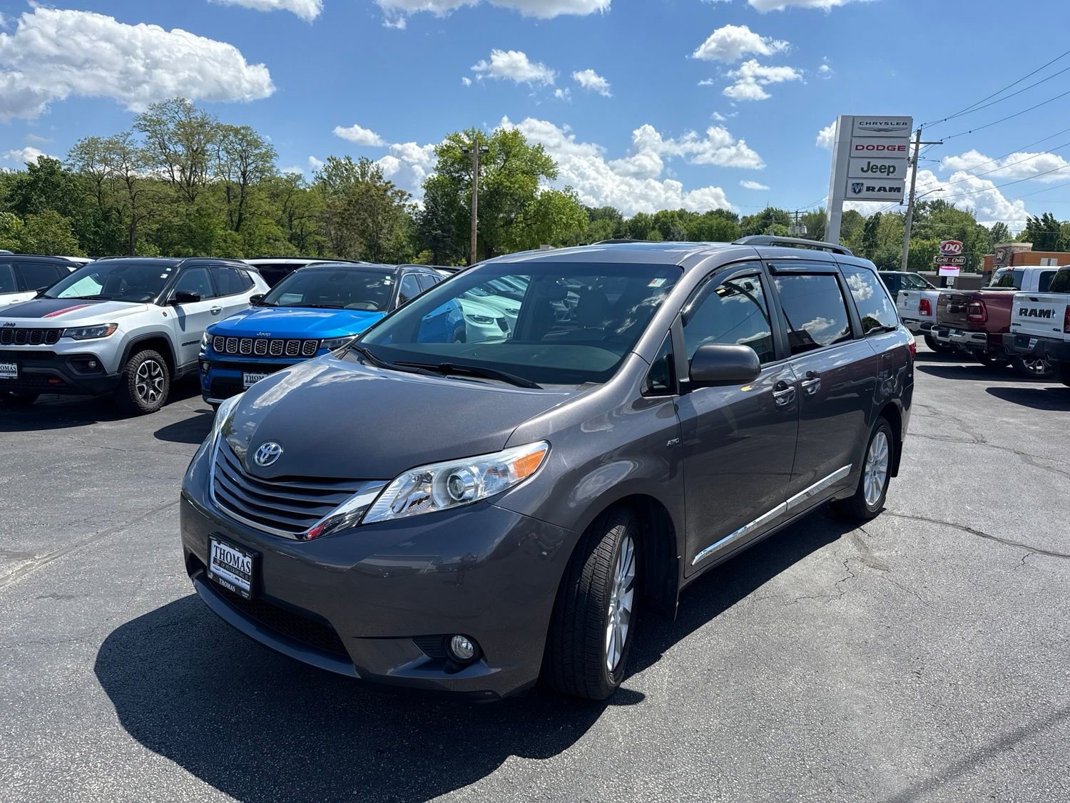 Used 2016 Toyota Sienna XLE w/ XLE Navigation Package AWD/4WD image 5