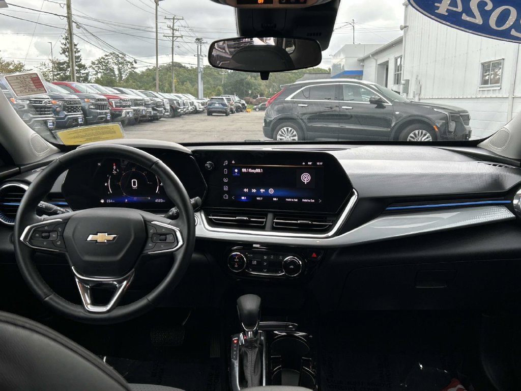 Used 2024 Chevrolet Trax LT w/ Driver Confidence Package FWD image 19