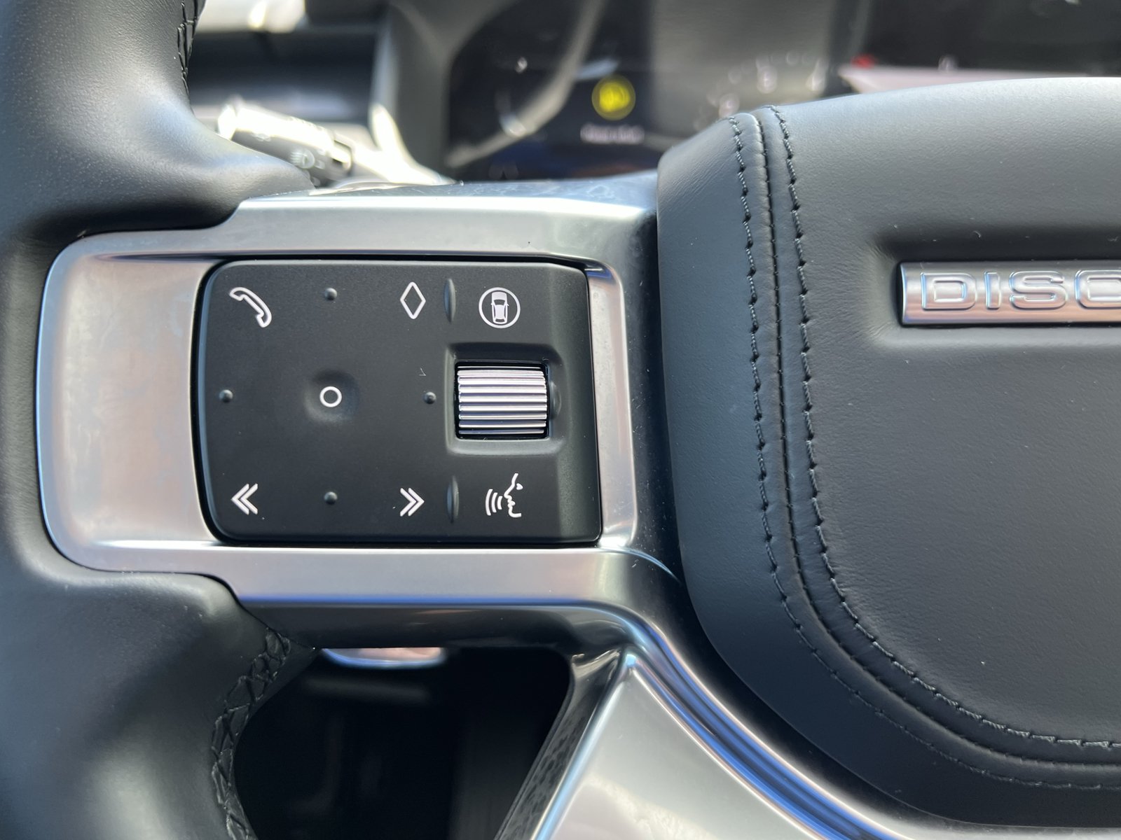 Used 2025 Land Rover Discovery Metropolitan Edition AWD/4WD image 18