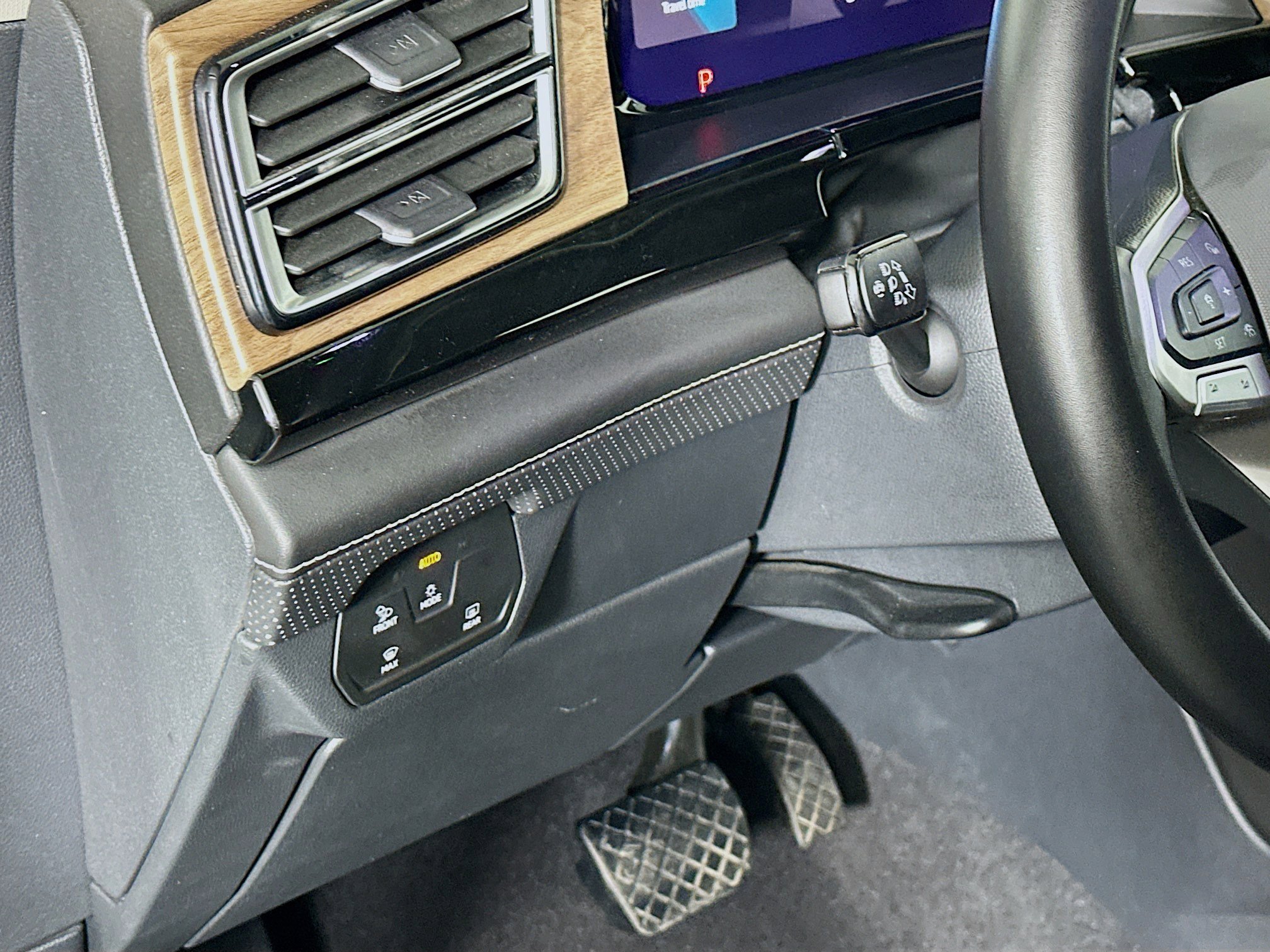 Used 2025 Volkswagen Atlas SE image 17