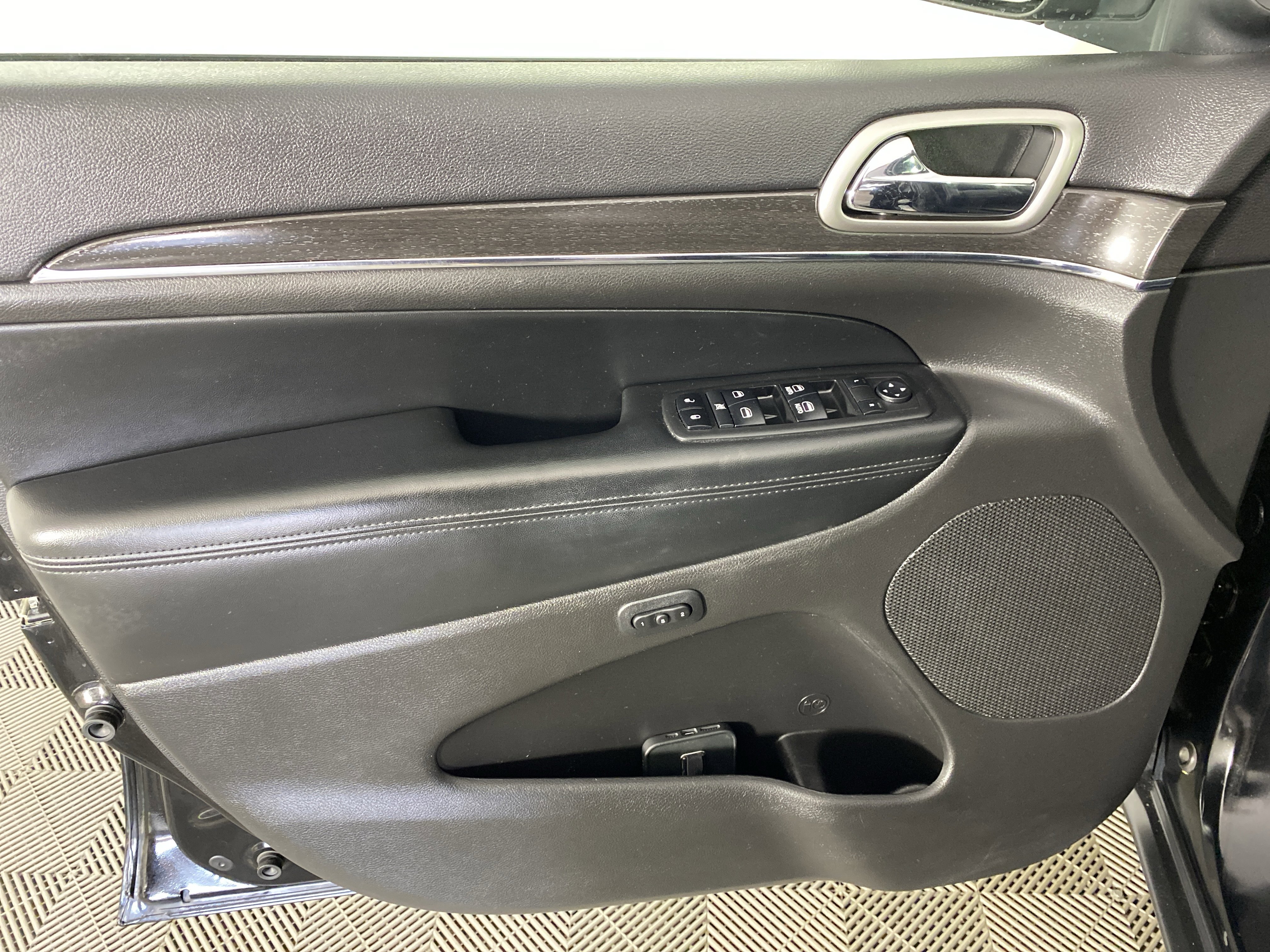 Used 2018 Jeep Grand Cherokee Limited w/ Luxury Group II image 16