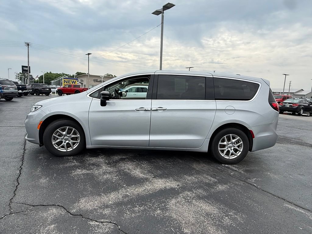 Used 2024 Chrysler Pacifica Touring-L FWD image 4