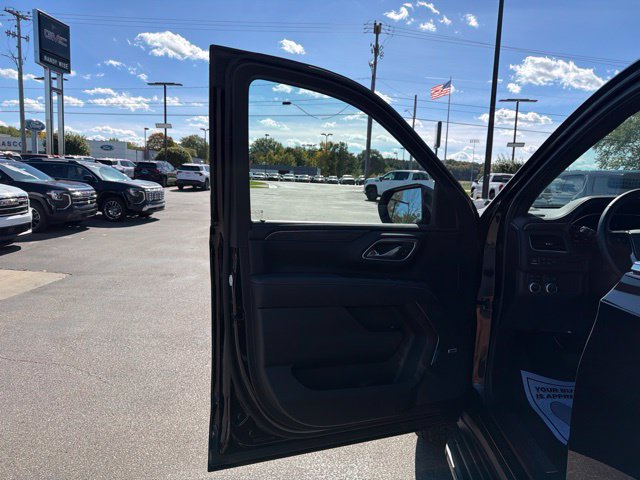 Certified 2023 GMC Yukon SLT w/ SLT Luxury Package AWD/4WD image 12