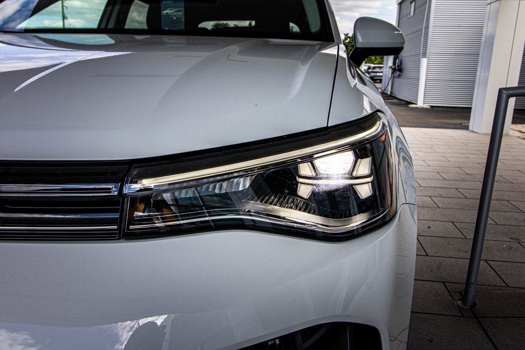 Certified 2025 Volkswagen Taos SE w/ Black Wheel Package image 9