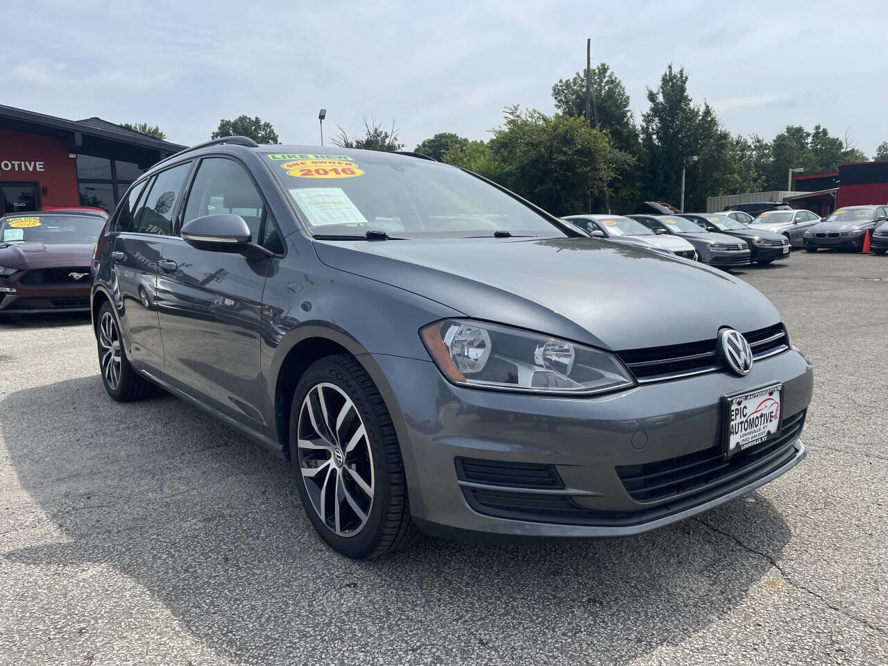 Used 2016 Volkswagen Golf Limited Edition image 3
