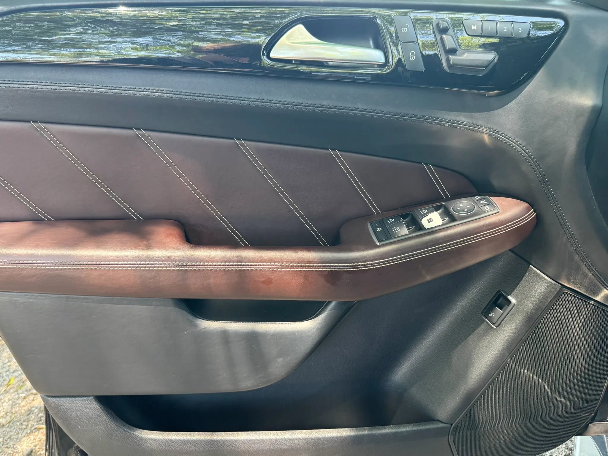 Used 2012 Mercedes-Benz ML 63 AMG 4MATIC w/ AMG Performance Pkg image 9