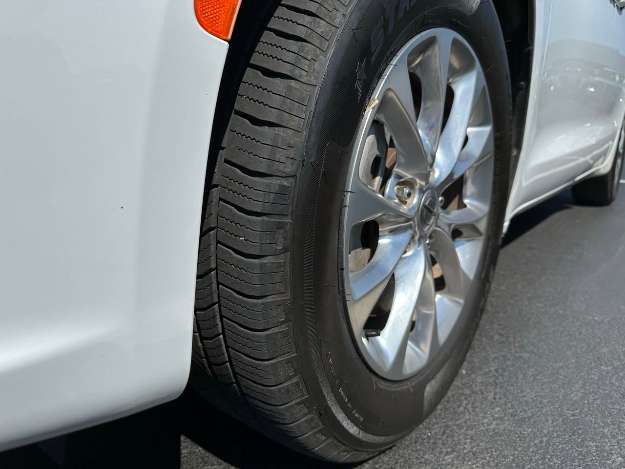 Used 2023 Chrysler Pacifica Touring-L image 11