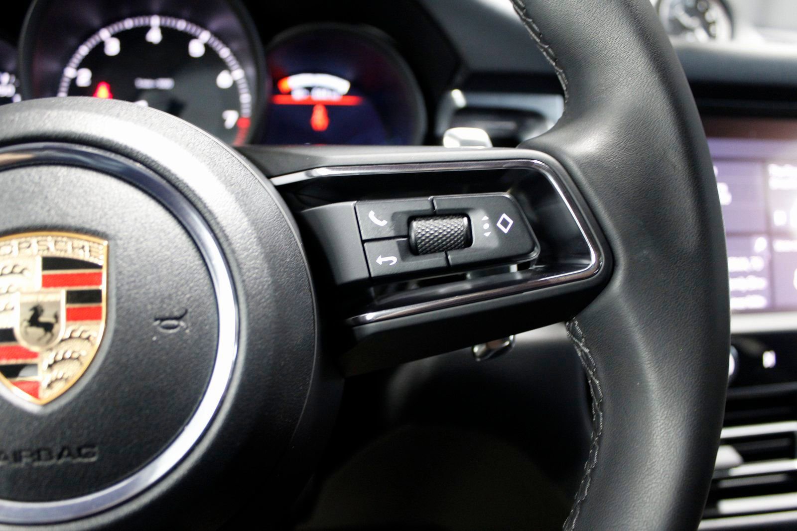 Certified 2025 Porsche Macan image 29