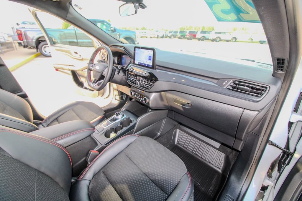 Used 2025 Ford Escape ST-Line Select AWD/4WD image 16