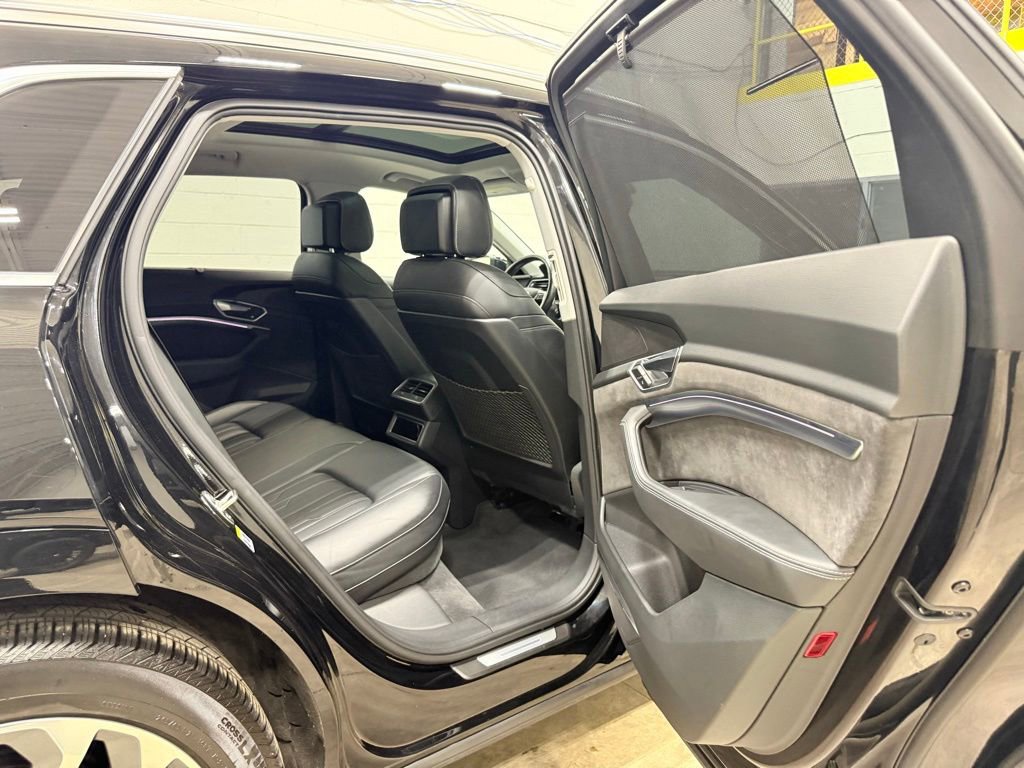 Used 2019 Audi e-tron Prestige w/ Prestige Package AWD/4WD image 40