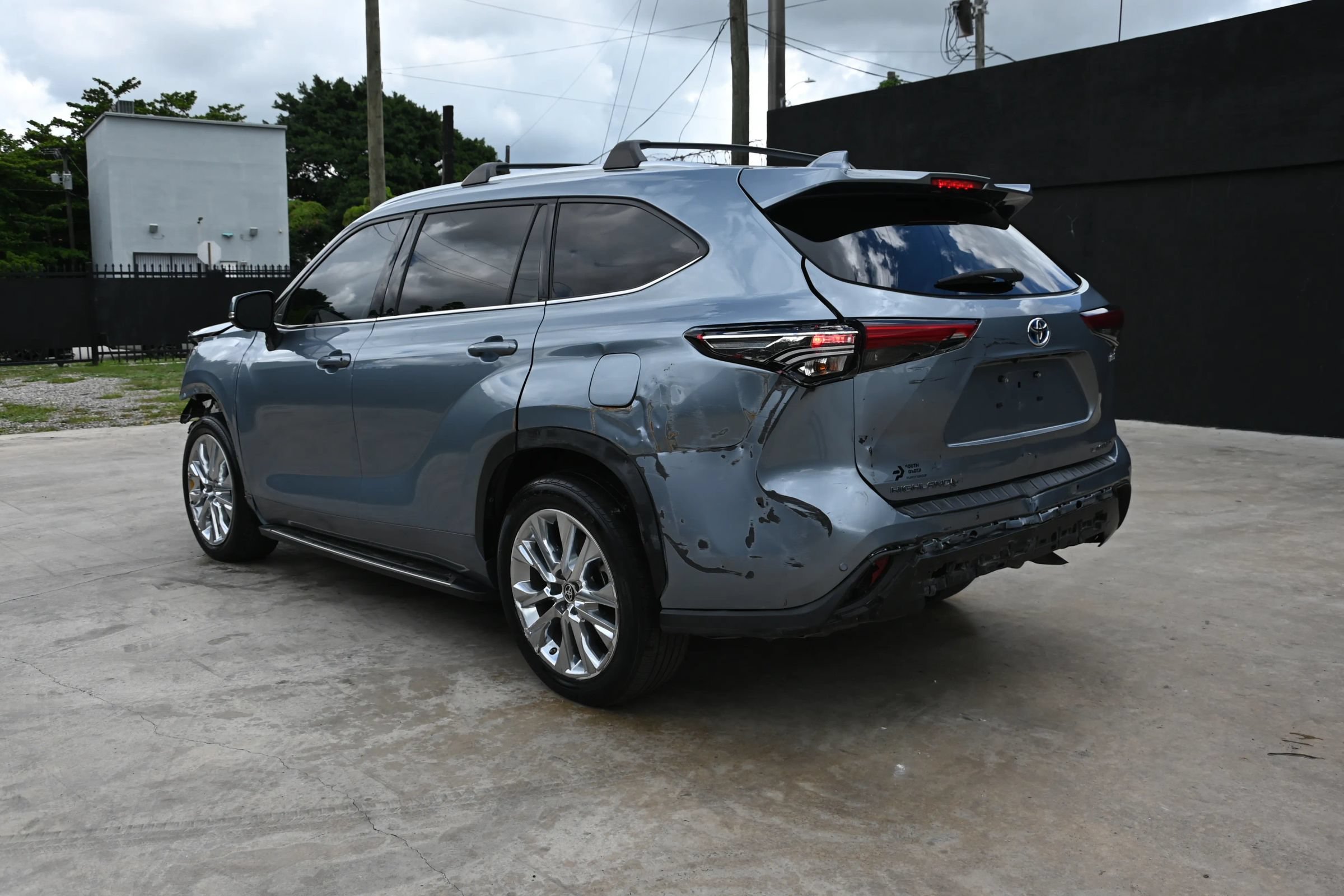 Used 2023 Toyota Highlander Limited FWD image 3