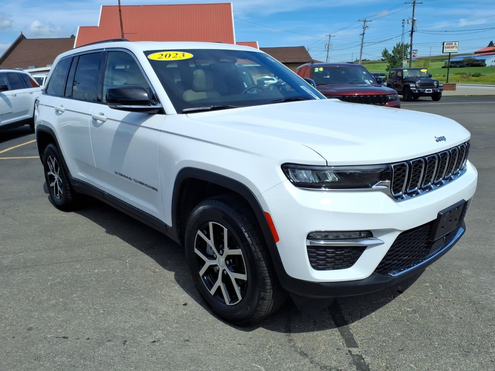 Used 2023 Jeep Grand Cherokee Limited AWD/4WD image 3