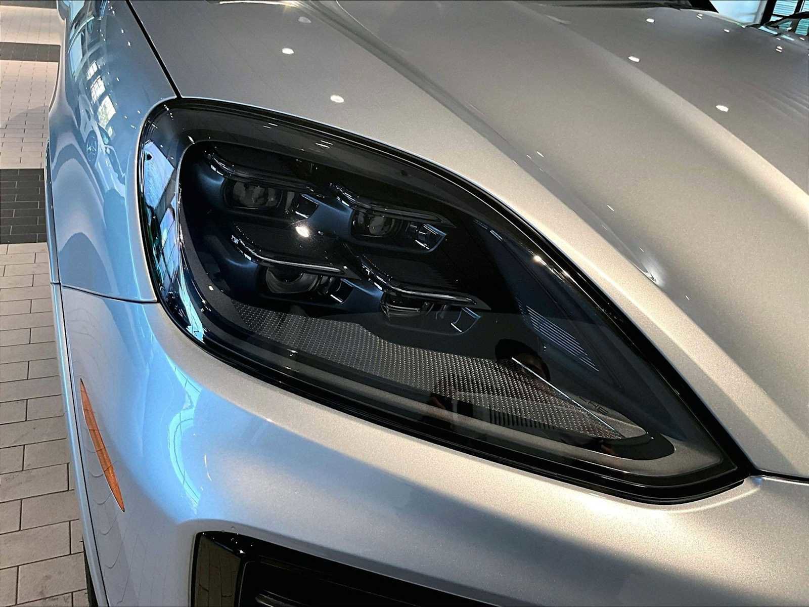 Used 2025 Porsche Cayenne GTS w/ Premium Package image 15