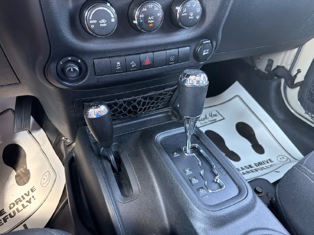 Used 2017 Jeep Wrangler Unlimited Sahara w/ Connectivity Group AWD/4WD image 19