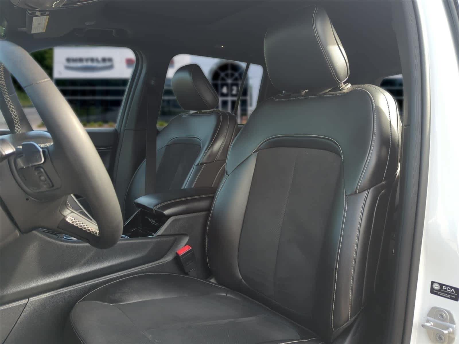 Used 2023 Jeep Grand Cherokee Altitude AWD/4WD image 13