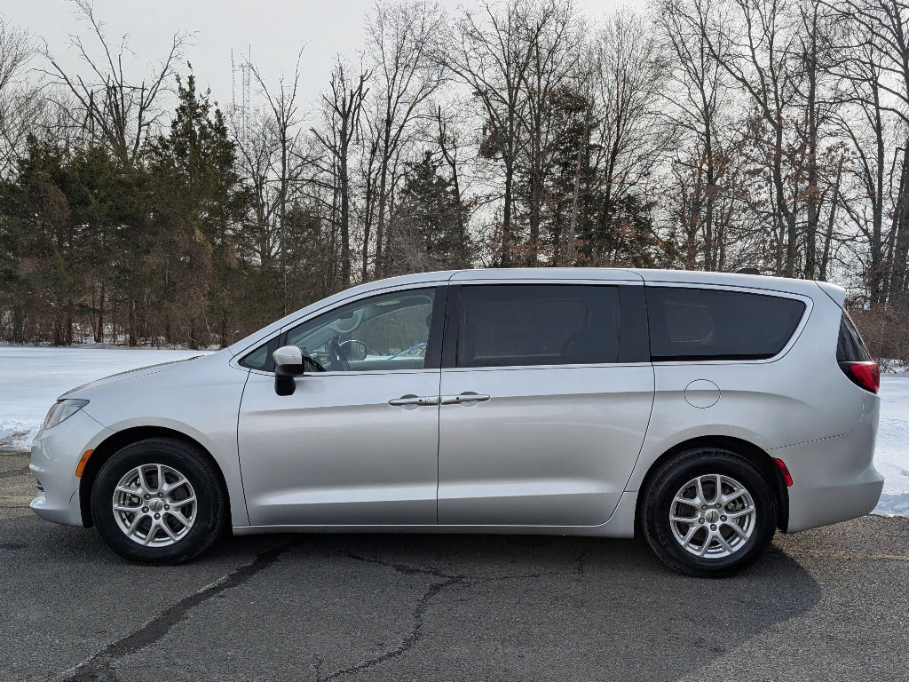 Used 2023 Chrysler Voyager LX image 8