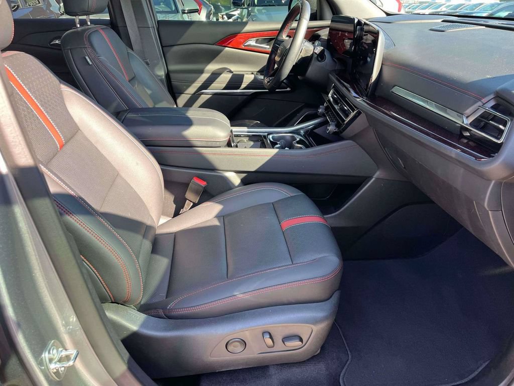 Used 2024 Chevrolet Traverse RS FWD image 13