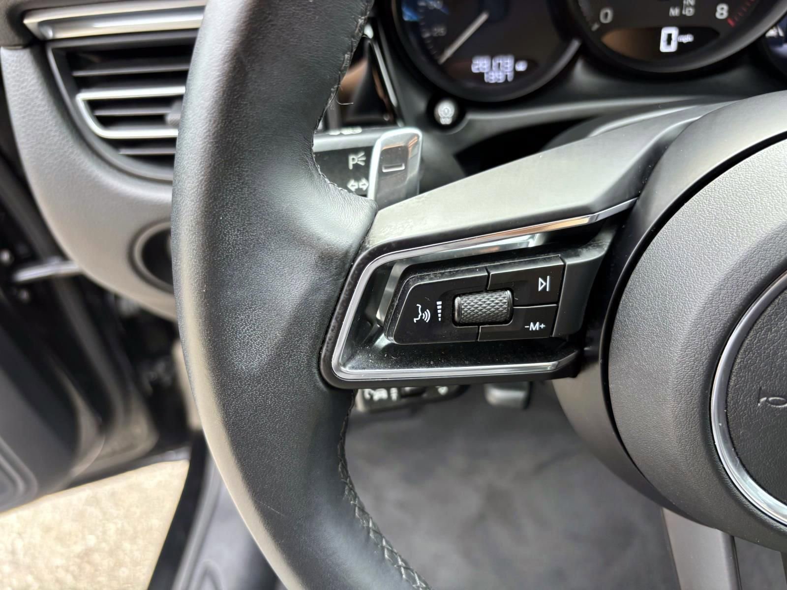 Certified 2023 Porsche Macan AWD/4WD image 27