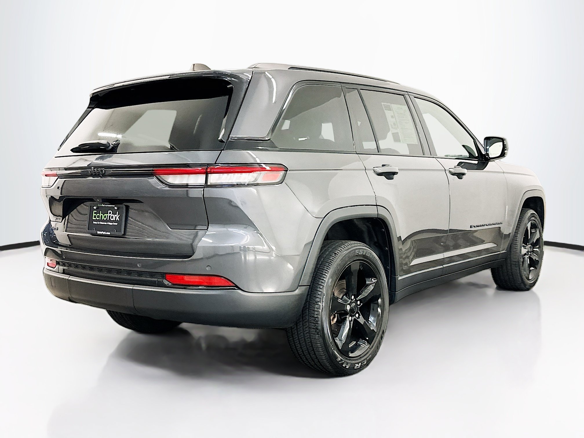 Used 2023 Jeep Grand Cherokee Laredo AWD/4WD image 9