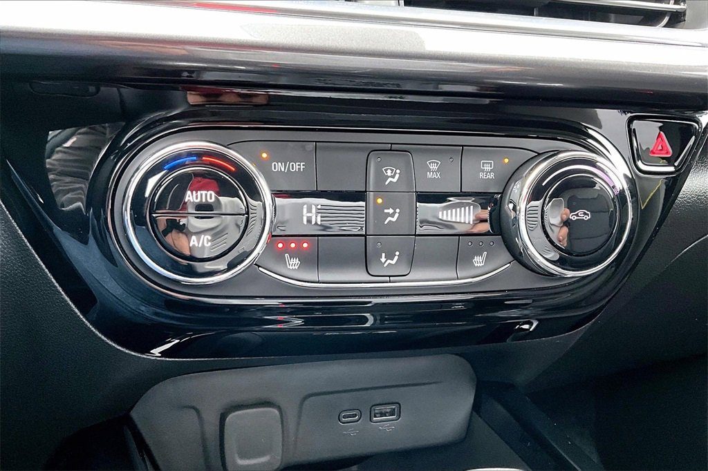 Used 2025 Chevrolet Trax ACTIV w/ Sunroof Package image 30