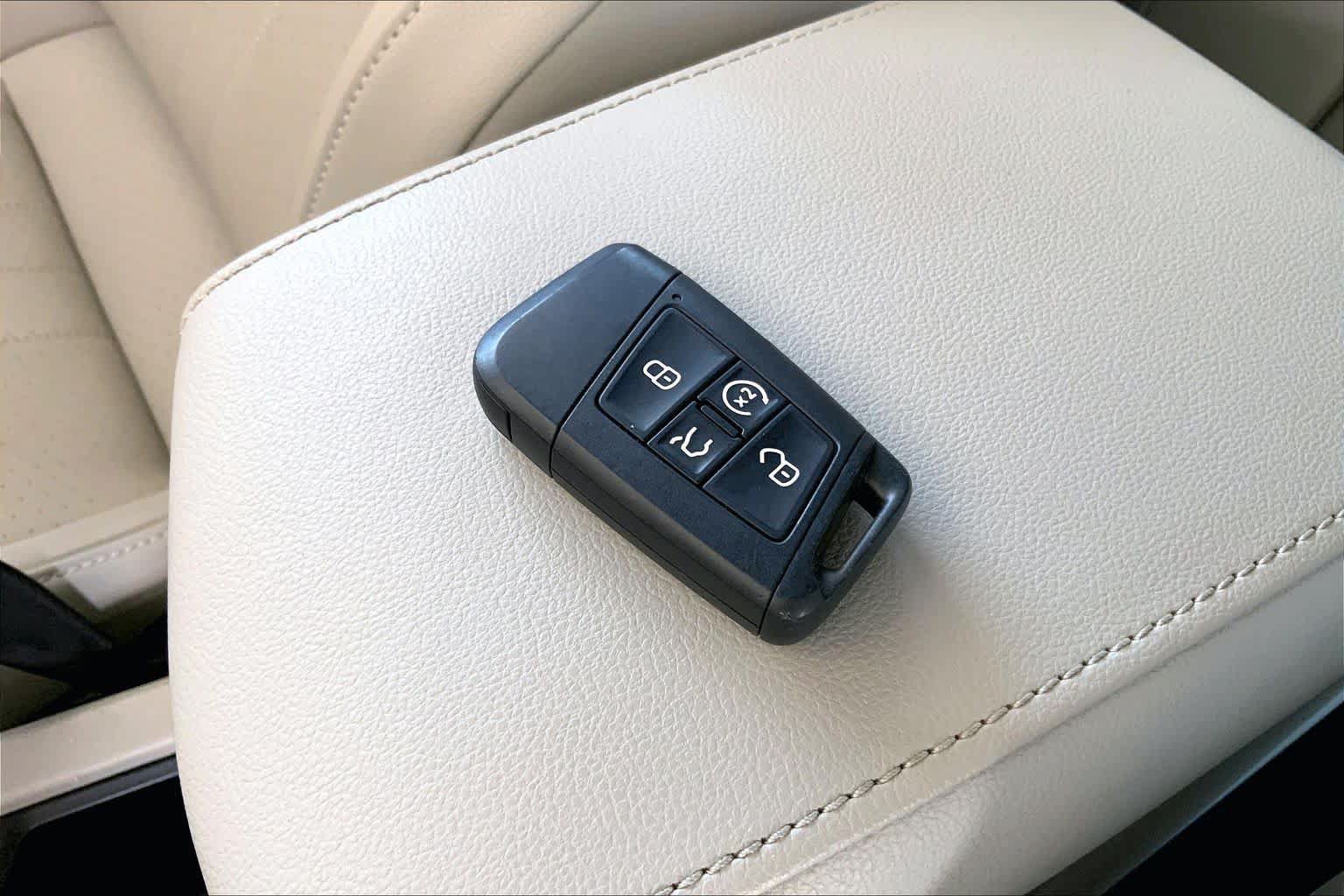 Used 2023 Volkswagen Tiguan SE R-Line FWD image 15