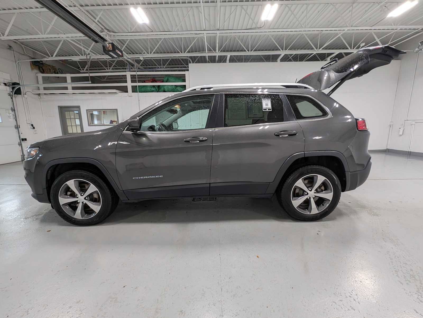 Used 2019 Jeep Cherokee Limited image 11