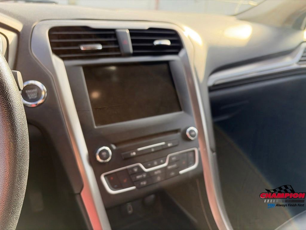 Used 2017 Ford Fusion SE w/ Fusion SE Technology Package FWD image 19