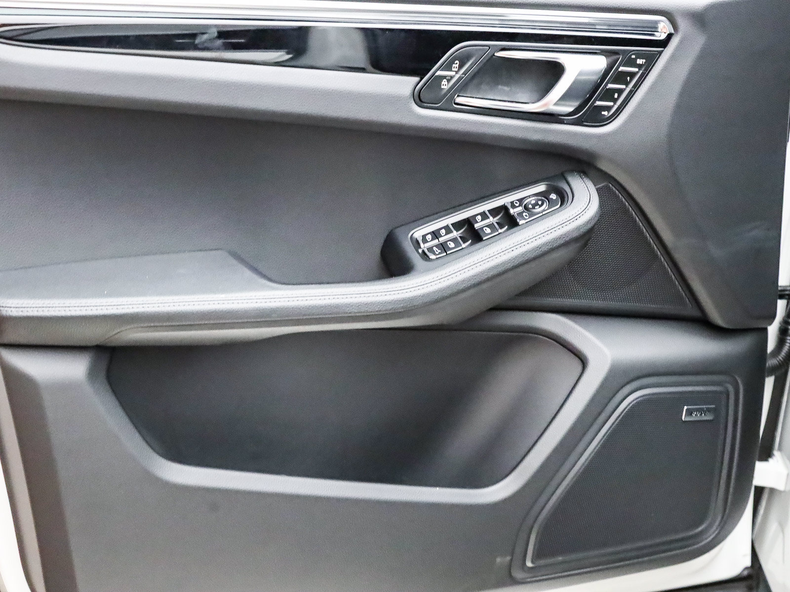 Certified 2025 Porsche Macan AWD/4WD image 21