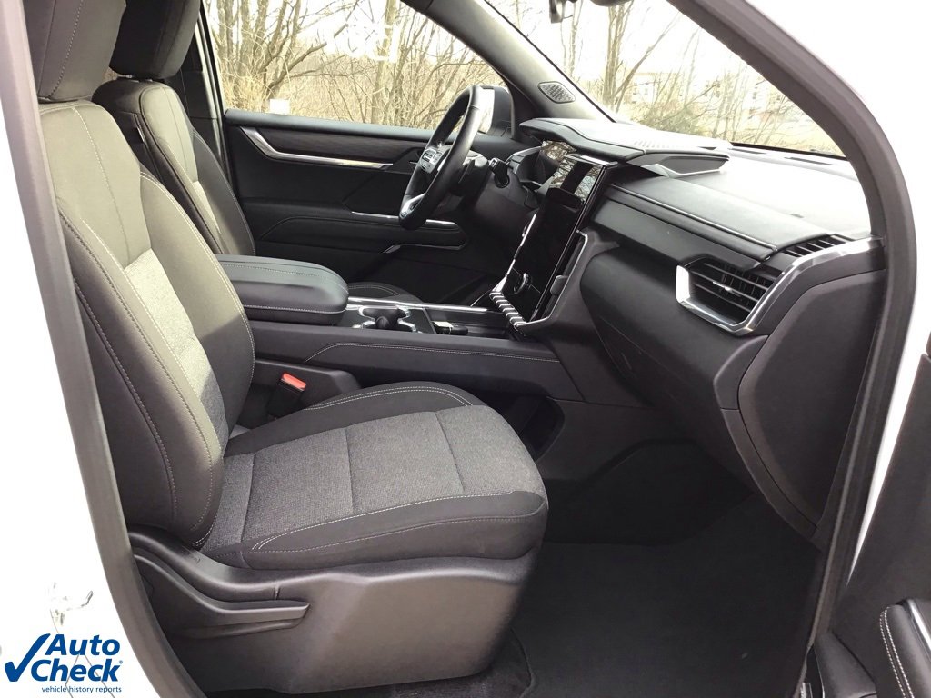 Used 2025 GMC Acadia Elevation image 24