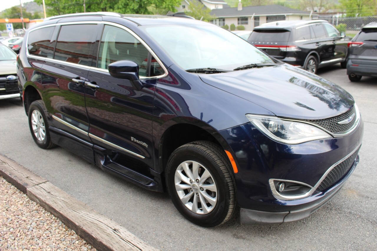 Used 2019 Chrysler Pacifica Touring-L FWD image 6