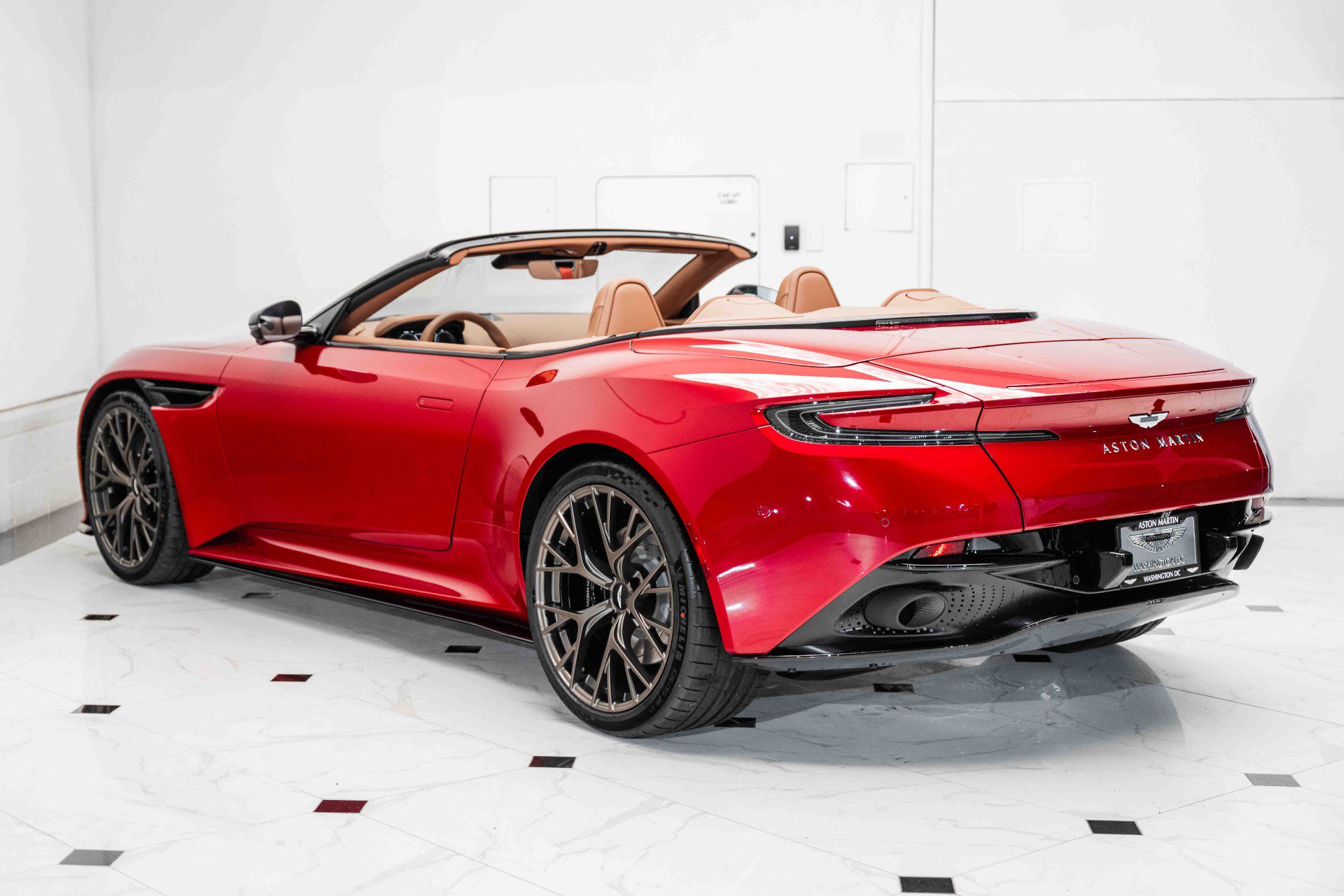 Used 2025 Aston Martin DB12 Convertible image 2
