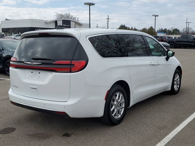 Used 2024 Chrysler Pacifica Touring-L image 4