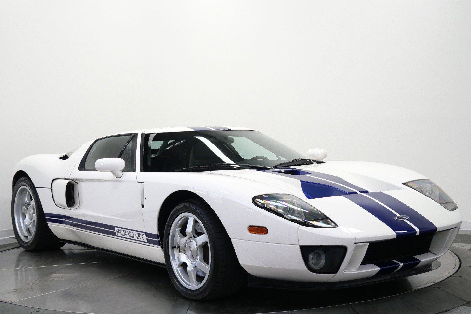 Used 2005 Ford GT image 3