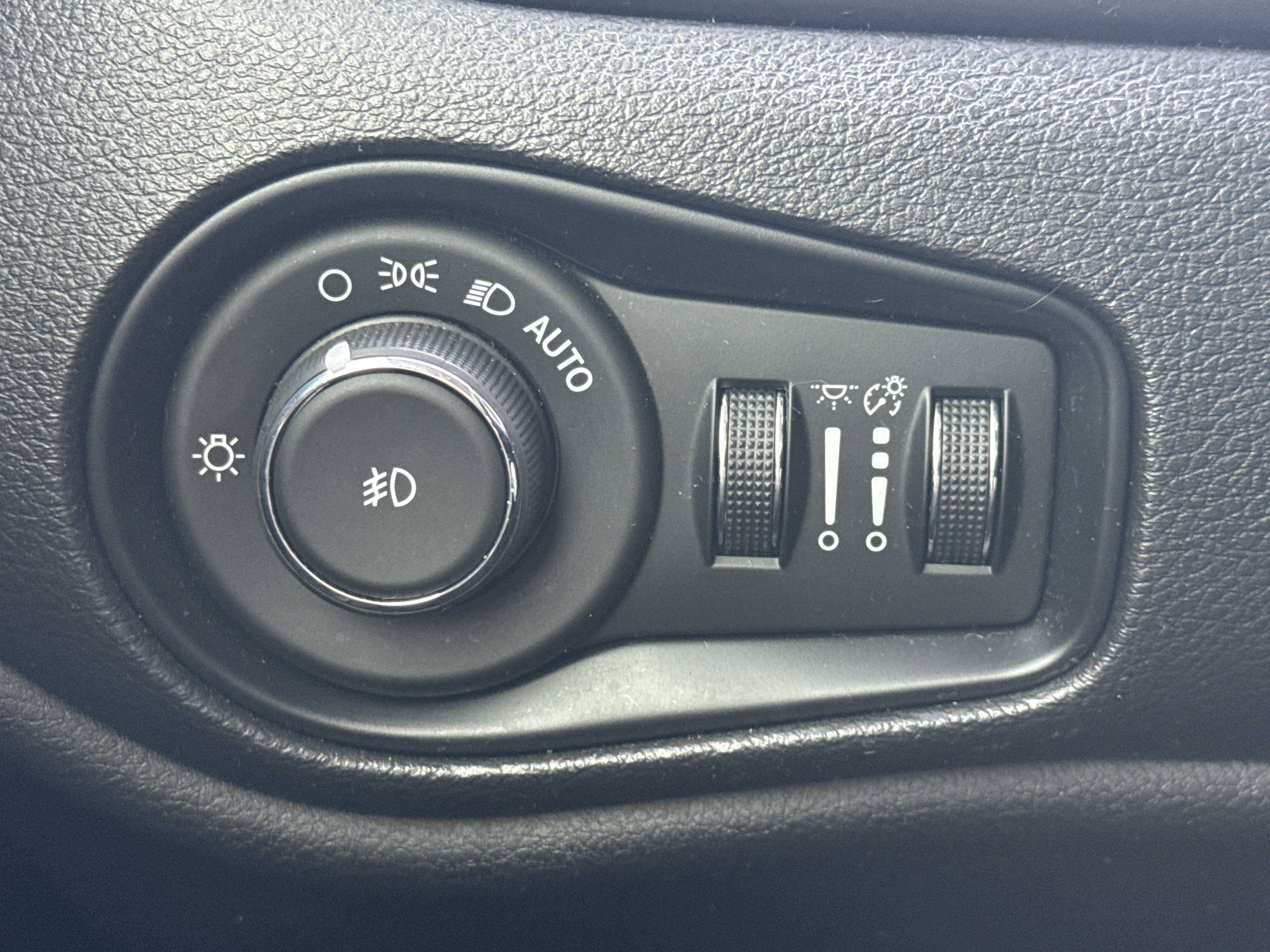 Used 2017 Jeep Renegade Latitude image 23