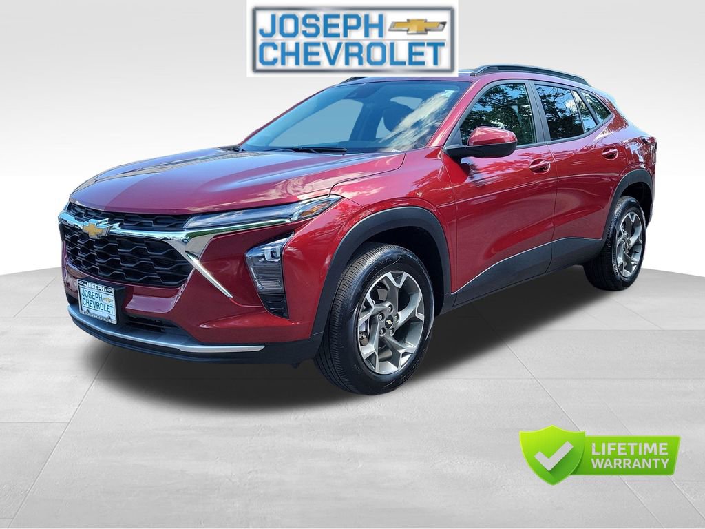 Used 2025 Chevrolet Trax LT FWD image 2